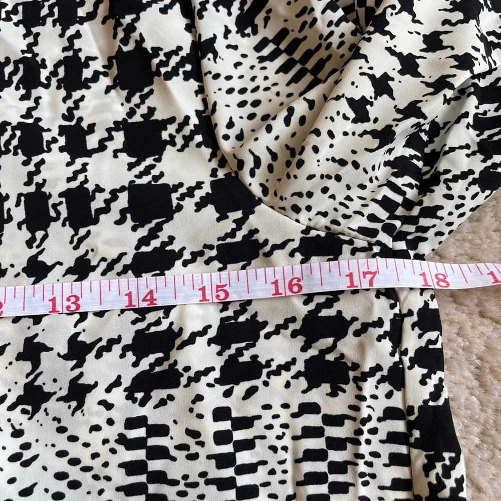 NWT H&M Women’s Black and White long sleeve button down blouse. Size 0 - Picture 9 of 11